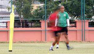 Asisten pelatih Timnas Indonesia U-20, Nova Arianto saat sesi latihan di Lapangan THOR, Surabaya, Kamis (15/9/2022). (Bola.com/Ikhwan Yanuar)