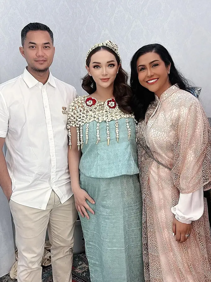 [Fimela] Zaskia Gotik Acara 7 bulanan