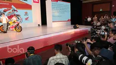 Pebalap Repsol Honda Team, Marc Marquez (kiri) dan Dani Pedrosa (kanan) saat diabadikan awak media pada sesi foto dengan tunggangan barunya  Repsol Honda RC213V pada peluncuran di Kemayoran, Jakarta, Jumat (3/2/2017). (Bola.com/Nicklas Hanoatubun)