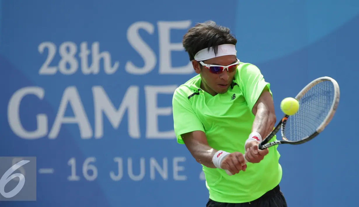 Petenis Indonesia, Christopher Rungkat saat tampil melawan D Udomchoke (Thailand) di nomor beregu putra Sea Games 2015 di Kallang Tenis Centre, Singapura, Selasa (9/6/2015). Christopher Rungkat kalah 0-6, 4-6. (Liputan6.com/Helmi Fithriansyah)
