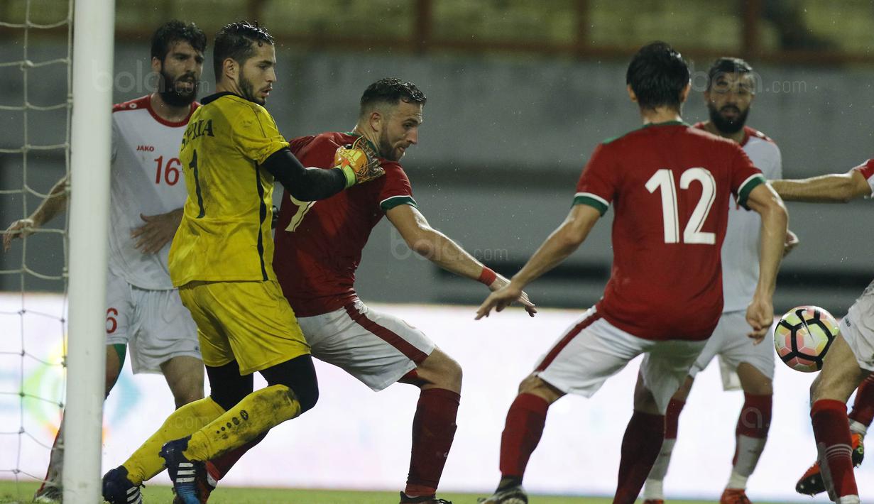 Striker Indonesia, Ilija Spasojevic, saat pertandingan melawan Suriah U-23 di Stadion Wibawa Mukti, Cikarang, Sabtu (18/11/2017). Indonesia kalah 0-1 dari Suriah U-23. (Bola.com/ M Iqbal Ichsan)