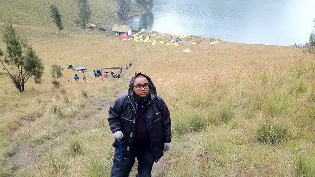 Potret Saykoji Mendaki Gunung Semeru saat Syuting Film '5cm' (credit: instagram/saykoji)