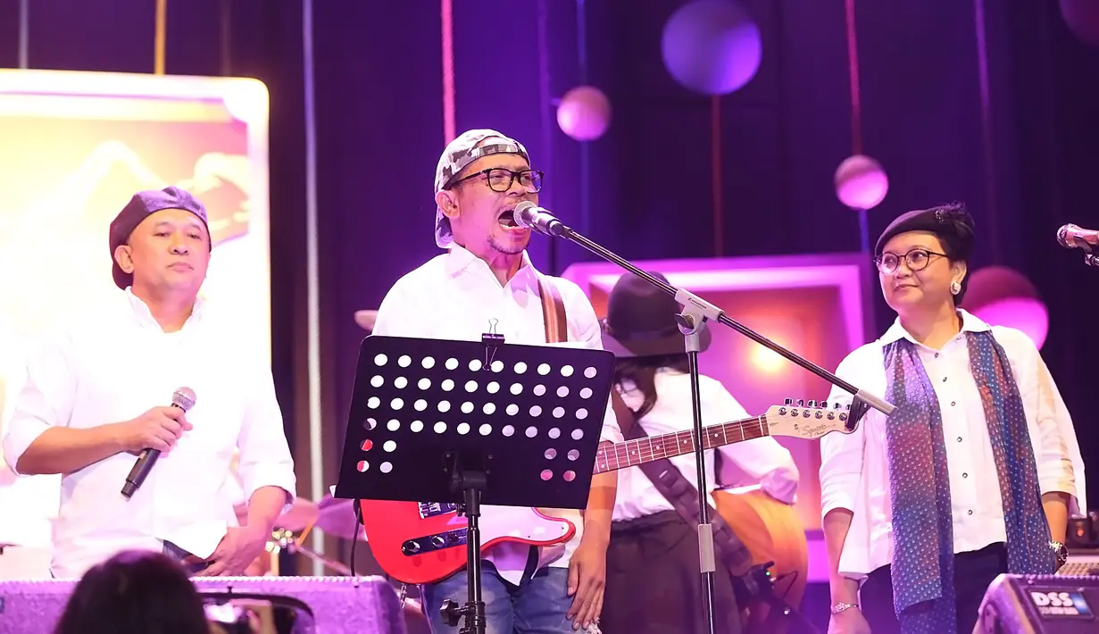 Satu persatu menteri kabinet Jokowi itu naik ke atas panggung. Penonton langsung bergemuruh menyambut para menteri yang akan menghibur para pengunjung. (Bambang E Ros/Bintang.com)