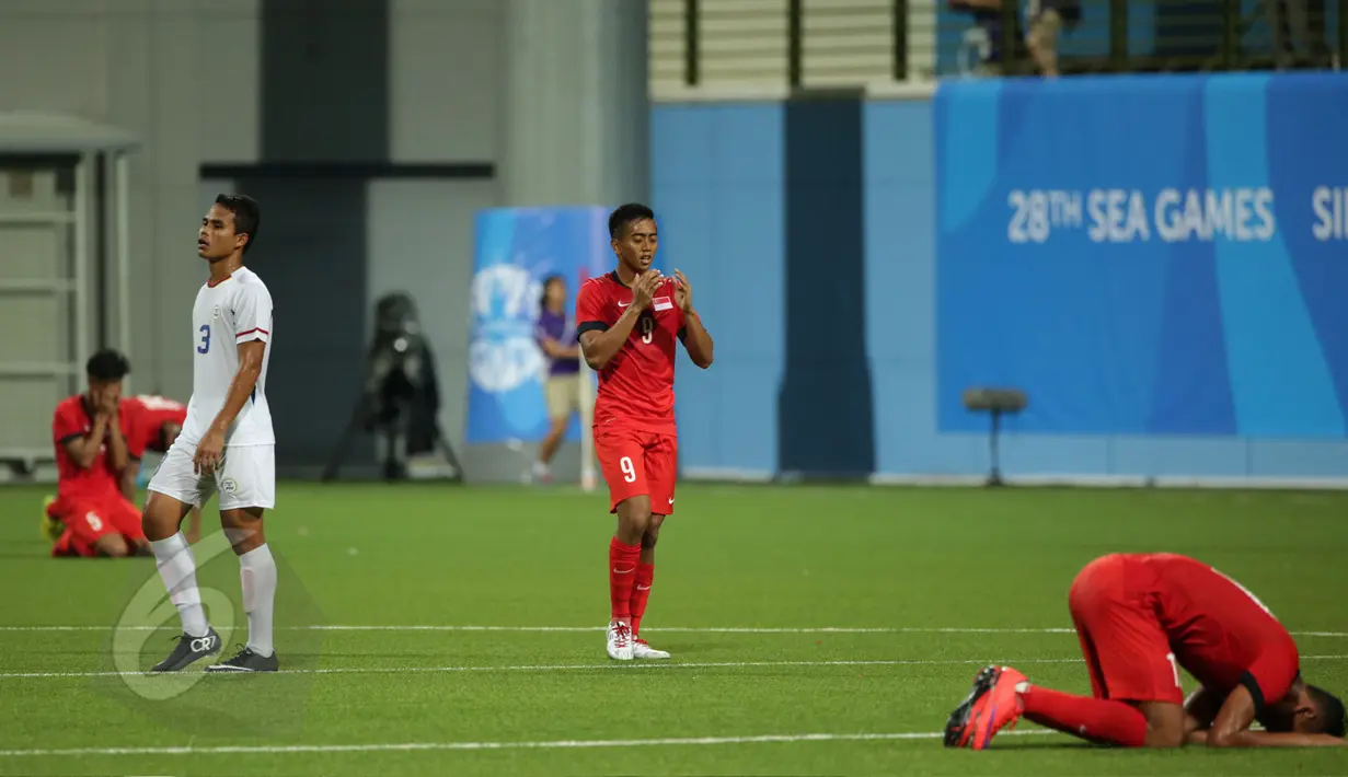 Gelandang timnas Singapura U-23, A R Pristifana Samion (9) berdoa usai berlaga melawan Filipina di penyisihan grup A Sea Games 2015 di Stadion Jalan Besar, Singapura, Senin (1/6/2015). Singapura unggul 1-0. (Liputan 6.com/Helmi Fithriansyah)