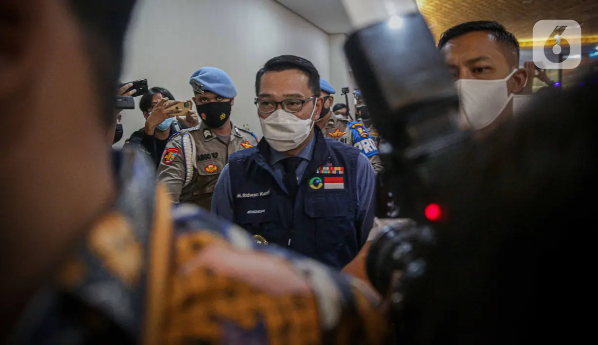 Gubernur Jawa Barat, Ridwan Kamil menuju ruangan pemeriksaan di Bareskrim Polri, Jakarta, Jumat (20/11/2020). Ridwan Kamil dimintai klarifikasi terkait dugaan pelanggaran protokol kesehatan Covid-19 di acara kerumunan yang melibatkan Rizieq Shihab di Megamendung, Bogor. (Liputan6.com/Faizal Fanani)