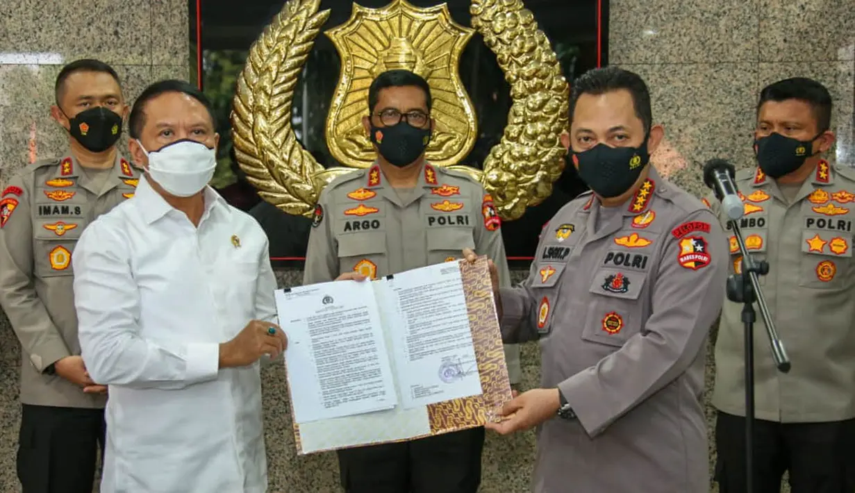 Izin penyelenggaraan Liga 1 dan Liga 2 tersebut terbit setelah melakukan evaluasi terhadap PPKM (Pemberlakuan Pembatasan Kegiatan Masyarakat) yang diterapkan di Indonesia untuk mengontrol laju penyebaran Covid-19. (Foto: Dok. Humas Kemenpora)