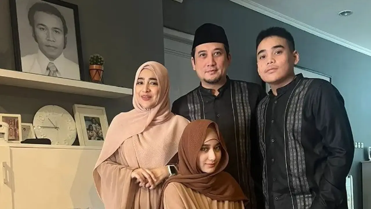 Potret keluarga Cindy Fatikasari dan Tengku Firmansyah saat lebaran (Sumber: Instagram/tengkuomaratallah)