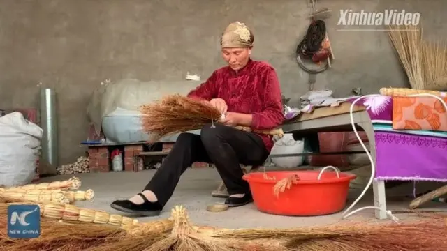 Kisah Haru Ibu Buat 20.000 Sapu Lidi Demi Biaya Sekolah Anak