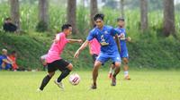 Gelandang Arema FC, Jayus Hariono, saat bertanding menghadapi tim Arema U-20, Sabtu (6/3/2021) pagi WIB. (Dok. Arema)