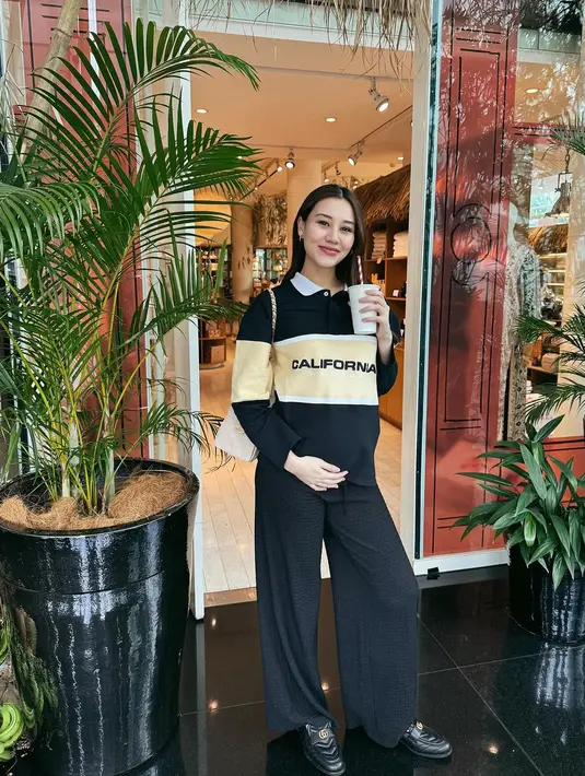 Meski demikian, penampilan Aaliyah tetap mahal dengan tas Chanel 25 Medium putih seharga Rp111jutaan [@aaliyah.massaid]