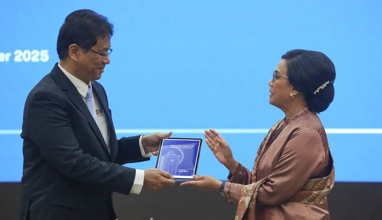 Menteri Keuangan Purbaya Yudhi Sadewa bersama pejabat lama Sri Mulyani Indrawati saat serah terima jabatan di Kantor Kementerian Keuangan, Jakarta, Selasa (9/9/2025). (merdeka.com/Arie Basuki)