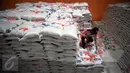 Petugas mengecek stok beras di Gudang Bulog DIY di Kalasan,Sleman, (27/1). Saat ini Bulog DIY memiliki stok beras rastra sekitar 19.000 ton. (Boy Harjanto)