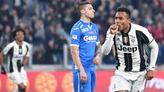 Bek Juventus, Alex Sandro, merayakan gol yang dicetaknya ke gawang Empoli pada laga Liga Italia di Stadion Juventus, Italia, Sabtu (25/2/2017). Juventus menang 2-0 atas Empoli. (AP/Alessandro Di Marco)