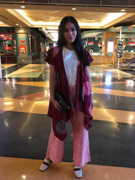 Untuk kali ini, Gracia mengenakan outfit batik berwarna pink dan merah. Ia memadukan kaus putih di bagian dalamnya yang diluarnya pakai outer batik. Kece banget pastinya! (Instagram/graciaz14)