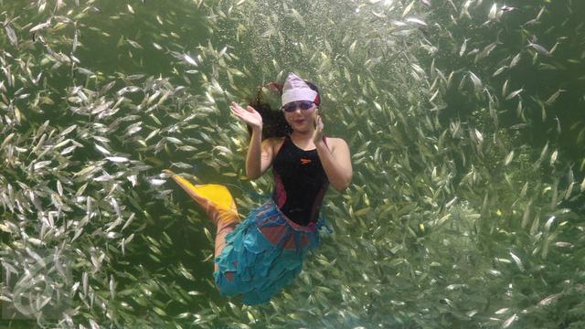 20160817-Putri Duyung Ikut Kibarkan Merah Putih di Ancol