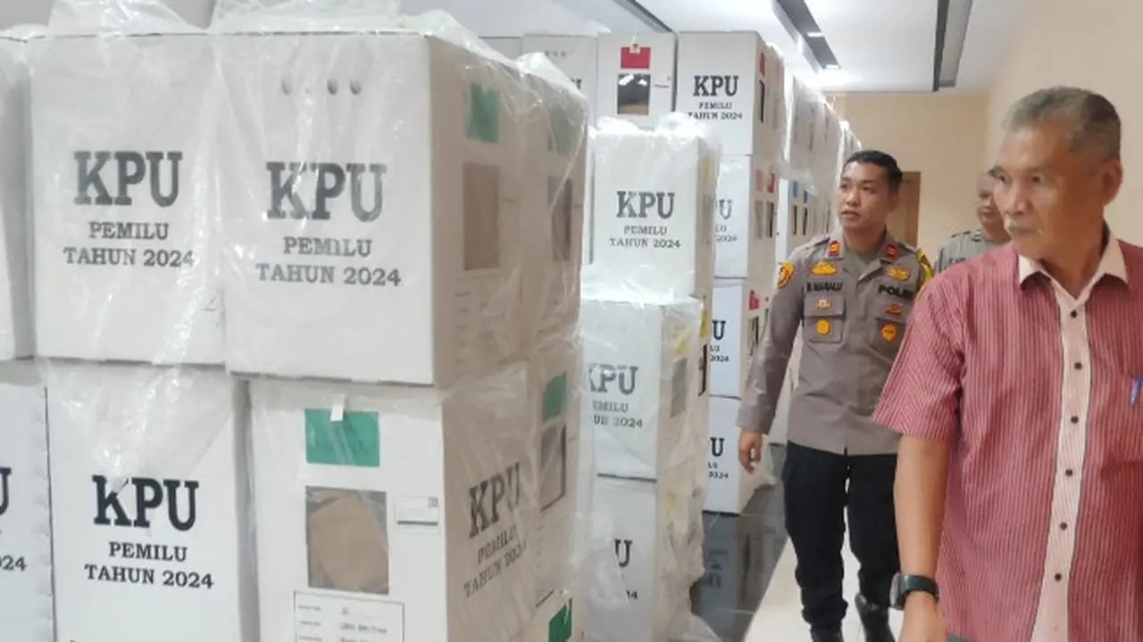 Kapolsek Payung Sekaki Pekanbaru mengecek logistik Pemilu yang tiba ke kantor kecamatan.