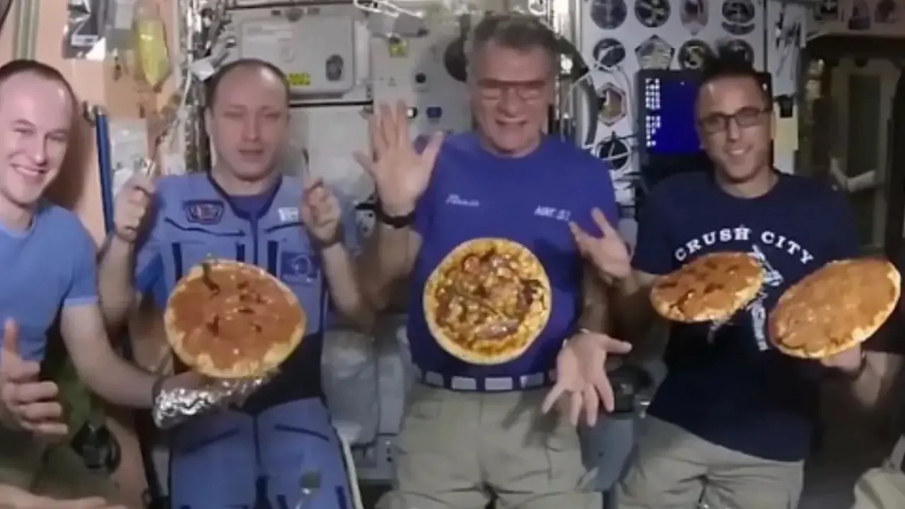 4 Astronot Pamer Bikin Pizza di Luar Angkasa dalam Gravitasi Nol, Begini Caranya