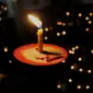 Umat Kristiani menyalakan lilin saat melaksanakan ibadah malam Natal di Gereja Protestan Indonesia Bagian Barat (GPIB) Immanuel, Jakarta, Kamis (24/12). Umat Kristiani merayakan Hari Raya Natal pada 25 Desember. (Liputan6.com/Gempur M Surya)