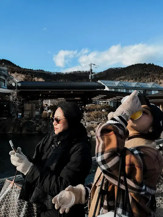 Mantel tersebut dipadukan dengan syal plaid. Sentuhan motif tartan ikonis dengan perpaduan warna coklat, hitam, dan putih memberikan kesan preppy sekaligus timeless.  [@fuji_an].