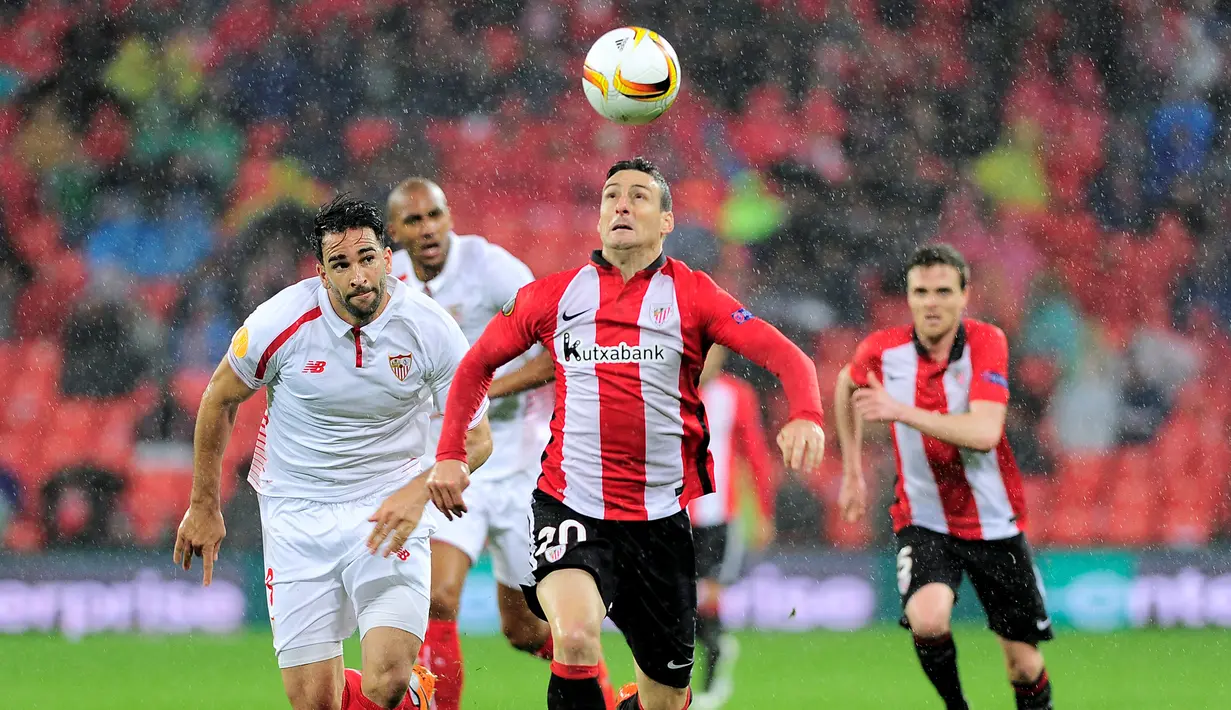 Pemain Athletic Bilbao, Aritz Aduriz, melakukan serangan ke gawang Sevilla pada laga leg pertama perempat final Liga Europa di Stadion San Mames, Bilbao, Jumat (8/4/2016) dini hari WIB. (AFP/Ander Gillenea)