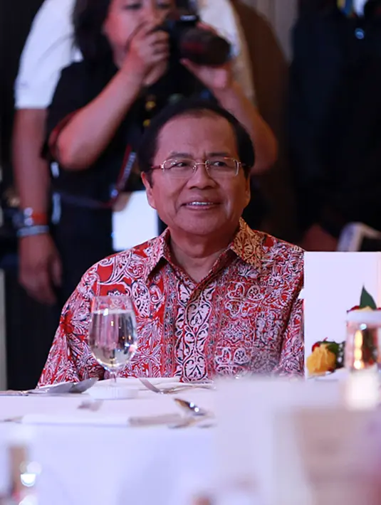 Menteri Koordinator Bidang Kemaritiman, Rizal Ramli juga memberikan selamat kepada Mooryati Soedibyo. (Deki Prayoga/Bintang.com)