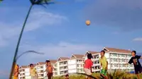 Sejumlah anak bermain bola di tanah lapang karena tidak tersedianya fasilitas bermain di lingkungan rumah susun di Mariso, Makassar, Sulsel. (Antara)