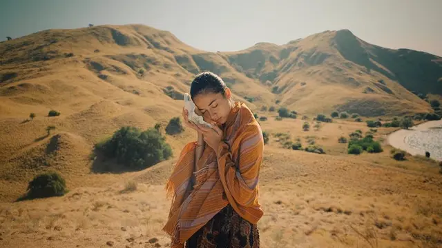 FOTO: Gaya Putri Marino Pakai Kain Etnik, Makin Memesona