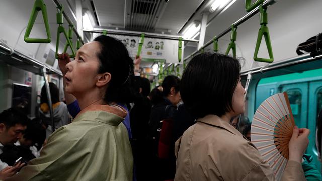FOTO: Melihat Keseharian Warga di Pusat Kota Tokyo