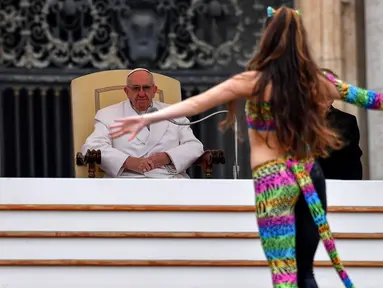 Paus Francis menyaksikan atraksi seorang wanita dari tim Sirkus Rony Roller saat memimpin acara mingguan di Saint Petrus di Vatikan, Rabu (22/2). Paus Francis mendapat hiburan dari seniman dan pemain Sirkus. (AFP Photo / Alberto Pizzoli)