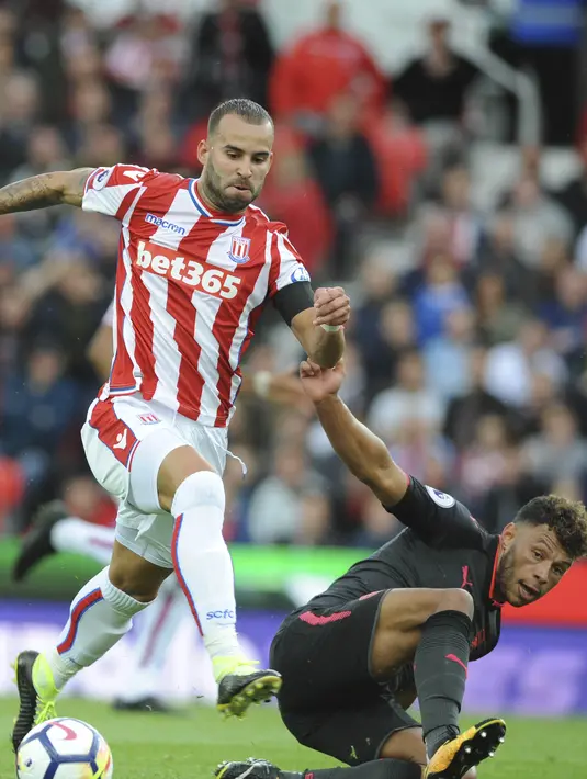Striker Stoke City, Jese Rodriguez, berebut bola dengan gelandang Arsenal, Alex Oxlade-Chamberlain, pada laga Premier League di Stadion Bet365, Sabtu (19/8/2017). Stoke City menang 1-0 atas Arsenal. (AP/Rui Vieira)