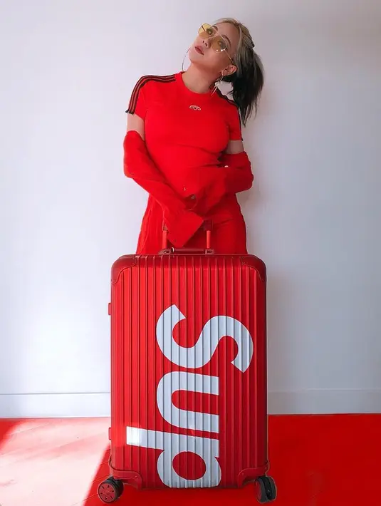 Pada postingan itu, bos YG ini terlihat memuji Eun Ji Won yang merupakan salah satu artisnya. "Ini aslinya Eun Ji Won. Aku suka dengan orang yang tetap sama, baik di dalam dan luarnya," ujarnya. (Foto: instagram.com/chaelincl)