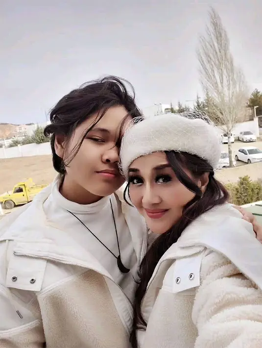 Penampilan Adrian pun mencuri perhatian netizen hingga teman selebriti. "Aduh si ganteng…. Nemenin bunda tersayang,"tulis Happy Salma. "Maasyaa Allah si ganteng nya bunda Mitha. Barokallahu Fiik umrik," tulis vie_alviah_sunali. [Instagram/paramitha118real]