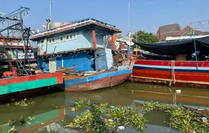 Ketika Kapal-Kapal Mangkrak Menguasai Sungai Silugonggo