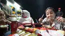 Bukan tanpa alasan, kembalian uang yang diketahui Rp 94 ribu itu ogah diambil Nagita Slavina. Ia mengaku bakal riweuh atau ribet saat membawa uang kecil. Alhasil ia meninggalkan uang kembalian ke warung tempat ia jajan burger. (Liputan6.com/Youtube/Rans Entertainment)