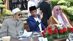 Presiden Joko Widodo (tengah) berbincang  dengan Imam Besar Al-Azhar Ahmad Muhammad Ath-Thayeb (kiri) selama Konsultasi Tingkat Tinggi (KTT)  Ulama dan Cendekiawan Muslim Dunia di Istana Bogor, Jawa Barat, (1/5). (Liputan6.com/Pool/Biro PersSetpres)
