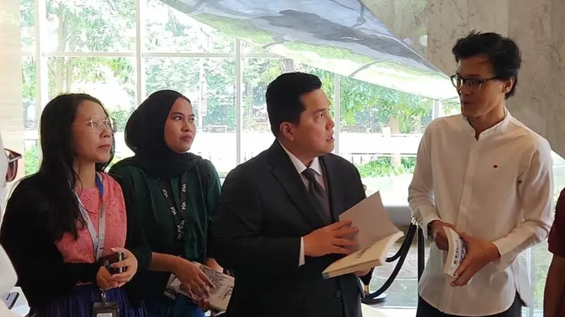 Menteri BUMN Erick Thohir terlihat semringah proses transformasi perusahaan pelat merah yang dilakukannya 4 tahun terakhir dikemas dalam sebuah buku