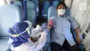 Petugas Palang Merah Indonesia (PMI) mengambil darah pendonor di mobil donor darah keliling, Tangerang Selatan, Banten, Jumat (17/7/2020). PMI mengintensifkan pengoperasian mobil donor darah keliling untuk memenuhi persediaan stok darah saat pandemi COVID-19. (merdeka.com/Dwi Narwoko)