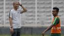 Asisten pelatih Timnas Indonesia U-22, Nova Arianto, tertawa saat latihan di Stadion Madya Senayan, Jakarta, Selasa (22/1). Latihan ini merupakan persiapan jelang Piala AFF U-22. (Bola.com/Yoppy Renato)