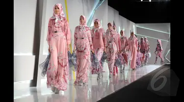 Sejumlah model memperagakan busana rancangan Itang Yunaz pada ajang Indonesia Fashion Week 2015 di JCC Senayan, Jakarta, Sabtu (27/2/2015). (Liputan6.com/Panji Diksana)