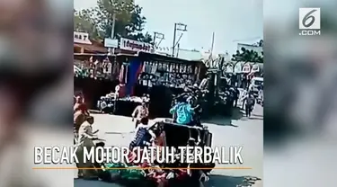 Mengangkut banyak penumpang, becak motor di India jatuh terbalik.