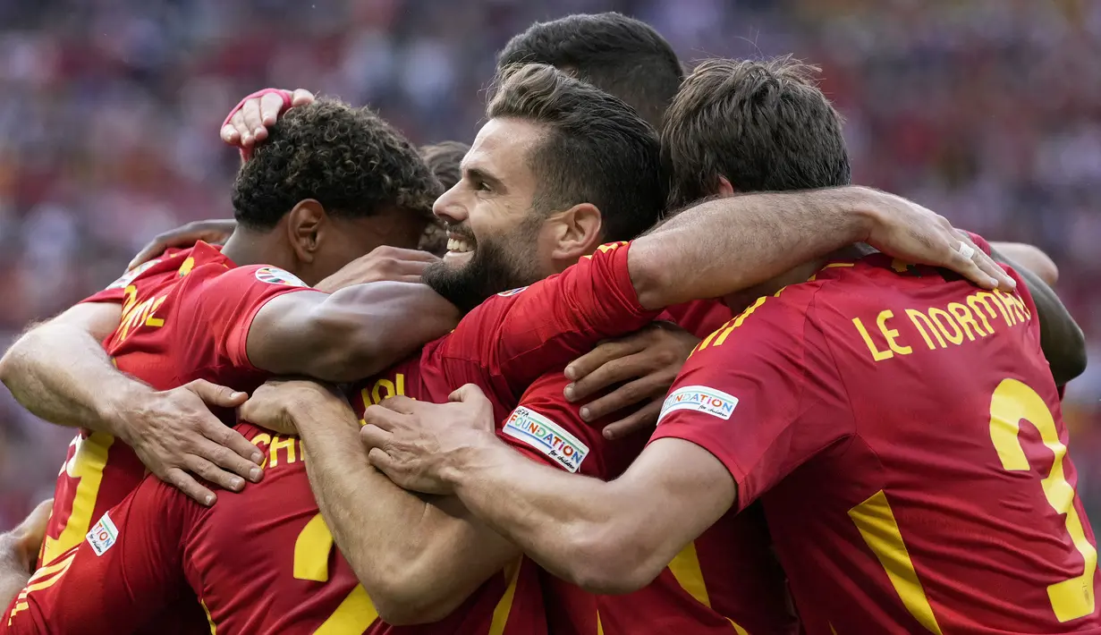 Selebrasi para pemain Timnas Spanyol merayakan gol ketiga ke gawang Timnas Kroasia yang dicetak Dani Carvajal pada laga Grup B Euro 2024 di Olympiastadion, Berlin, Jeman, Sabtu (15/6/2024). (AP Photo/Sergei Grits)