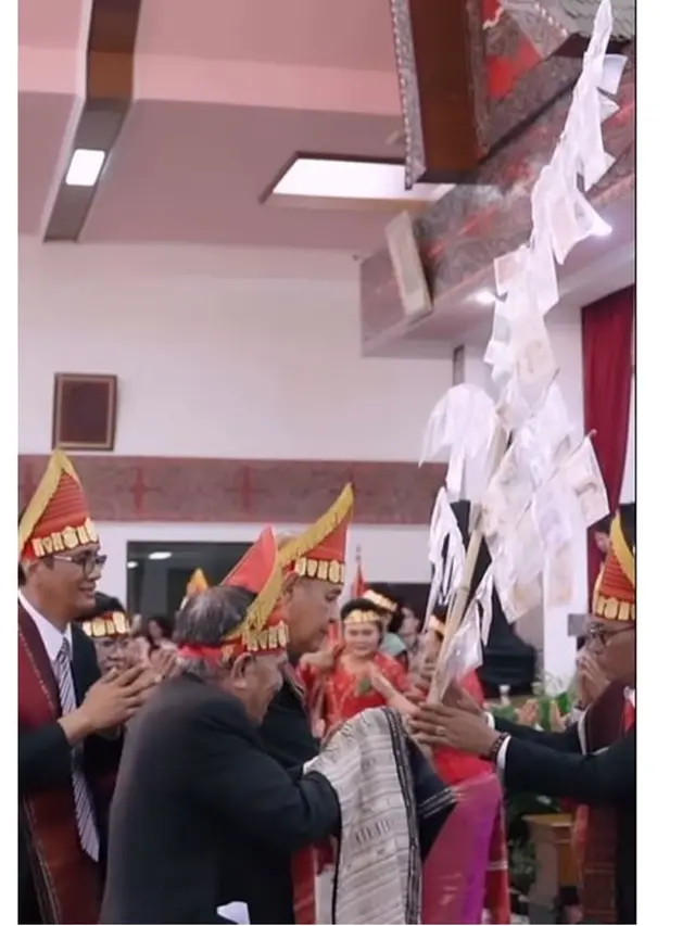 7 Potret Henry Siahaan Ultah ke-68, Yuni Shara Unggah Acara Kental Nuansa Batak