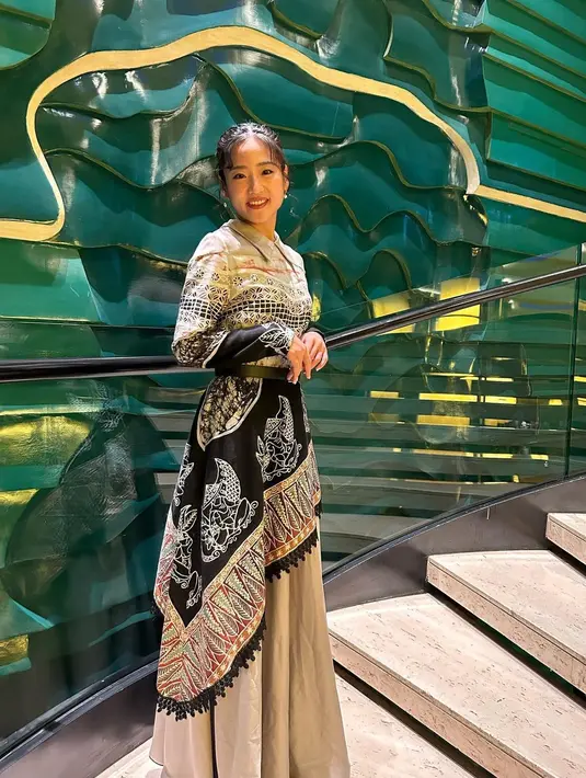 Beda dari biasanya, gadis 31 tahun itu memancarkan pesona anggun dalam balutan dress batik panjang nuansa monokrom rancangan desainer Yanti Adeni. [Foto: IG/haruuuu_chan].