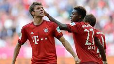 Thomas Mueller muncul sebagai juru selamat Bayern Munchen meraih kemenangan atas FC Augsburg setelah berhasil mencetak gol dari penalti jelang injury time babak kedua di Allianz Arena, Sabtu (12/9/2015).