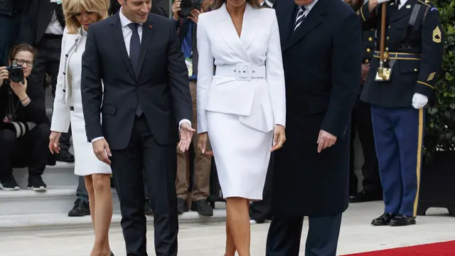 Donald Trump dan Melania saat sesi foto bersama dengan Presien Prancis Emmanuel Macro dan istrinya. (AP Photo)