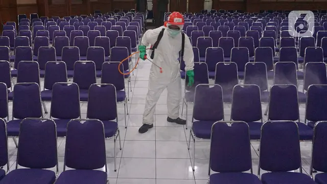 Antisipasi COVID-19, Gereja di Tangerang Disemprot Disinfektan