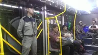 Petugas transjakarta tetap bertugas saat lebaran. (Liputan6.com/Ahmad Romadoni)