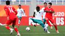 <p>Pemain Timnas Indonesia U-20, Hugo Samir (tengah) menguasai bola dibayangi pemain Suriah U-20, Malek Janeer pada laga matchday kedua Grup A Piala Asia U-20 2023 di Lokomotiv Stadium, Tashkent, Uzbekistan, Sabtu (4/3/2023). (AFC/Adam Aidil)</p>