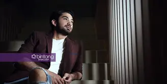 Aktor Reza Rahadian sukses dalam melakoni peran yang dimainkan. Beberapa judul film yang dibintangi sukses dipasaran. Meski terbilang sukses menjadi aktor, hingga kini, ia belum siap bekerja dibelakang layar. (Bambang E. Ros/Bintang.com)