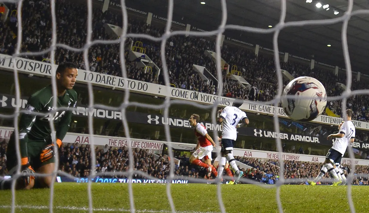 Kiper Spurs, Michel Vorm, hanya bisa terpaku saat pemain Arsenal, Mathieu Flamini, menjebol gawangnya  dalam laga putaran ketiga Piala Liga Inggris di Stadion White Hart Lane, Inggris, Kamis (24/9/2015) dini hari WIB. (Reuters / Toby Melville)
